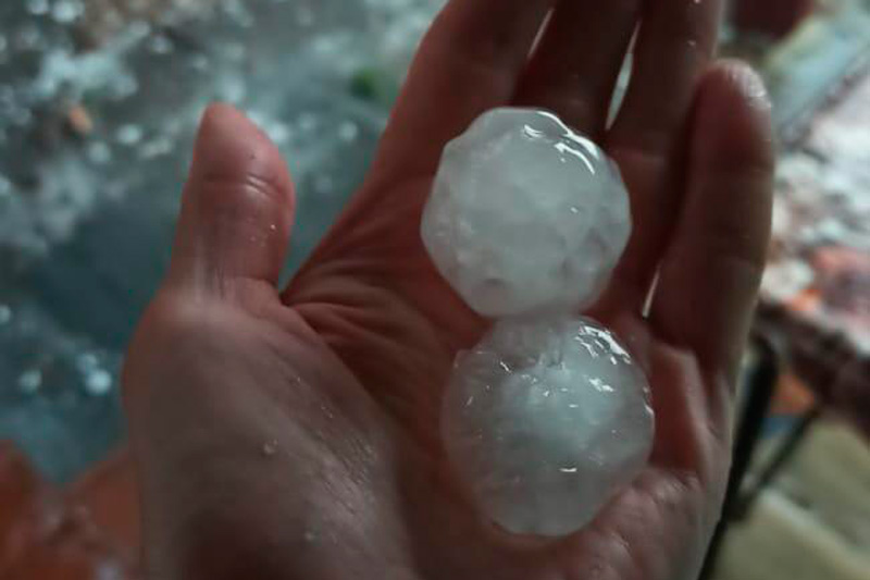 Непогода бушевала несколько часов: как Каменск-Уральский пережил мощную грозу? «Рухнул тополь, сломал рябину и накрыл стоящие автомобили...»