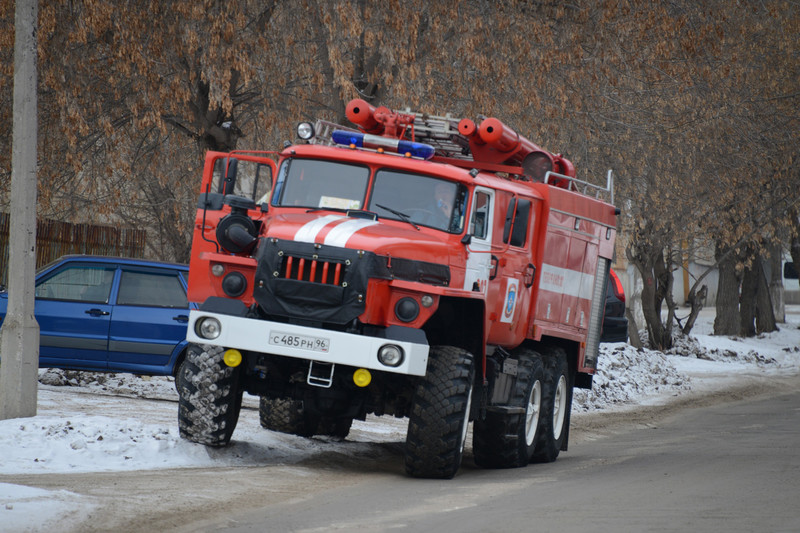 Пожар на Гвардейской: в Каменске-Уральском днем заполыхала частная баня — шестеро огнеборцев залили огонь водой буквально за пару минут