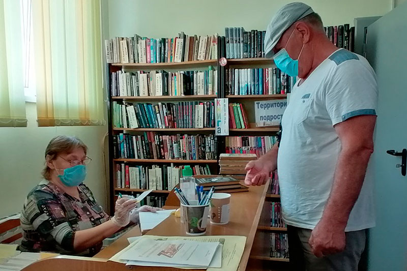 В Каменске-Уральском жители, несмотря на жаркие выходные, идут в библиотеки - соскучились по книгам, которые можно потрогать!