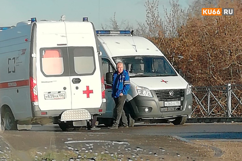 Водитель «скорой», которая ехала без сирены и спецсигнала, объехал колонну, стоящую перед переездом в Каменске-Уральском, и устроил ДТП