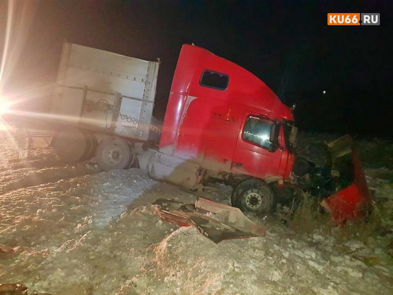 Трагедия на федеральной трассе под Каменском-Уральским: в ДТП на встречке погиб участковый полиции — за рулем «семерки» столкнулся с фурой