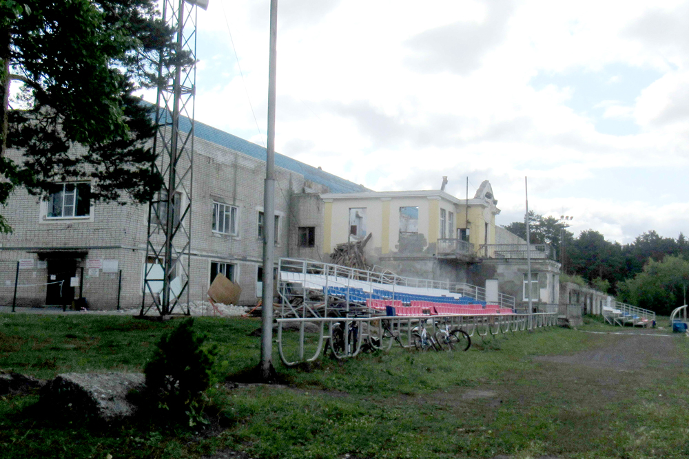 «Космос» меняет «рубашку»: спорткомплекс в Каменске-Уральском нынче, наконец, ремонтируют, а напоследок обошьют его сайдингом