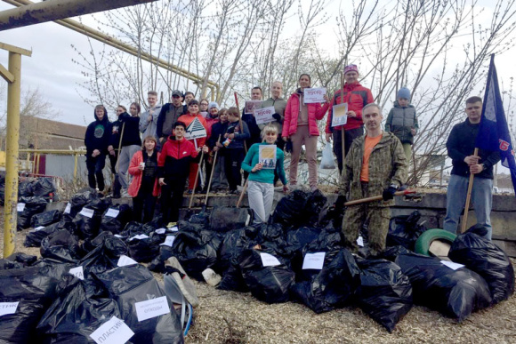 В Каменске-Уральском заводчане провели субботник. Юным участникам вручили мороженое
