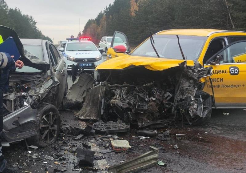 «Вылетел как пуля»: под Каменском-Уральским лихач врезался в две машины подряд — есть пострадавшие | На трассе под Екатеринбургом лихач вылетел на встречку и столкнулся с двумя машинами