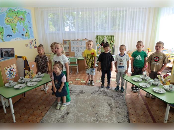 СинТЗ передал сотни наборов посуды детям с особенностями развития в Каменске-Уральском | В шесть детсадов Каменска-Уральского передано 600 наборов детской посуды