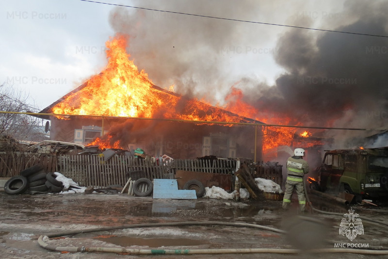 В деревне под Каменском-Уральским второй день возникают пожары