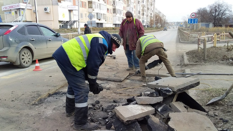 В Каменске-Уральском убирают «лежачих полицейских» на ул. Кирова, которые возмутили горожан, но которым так радовались сотрудники ГИБДД