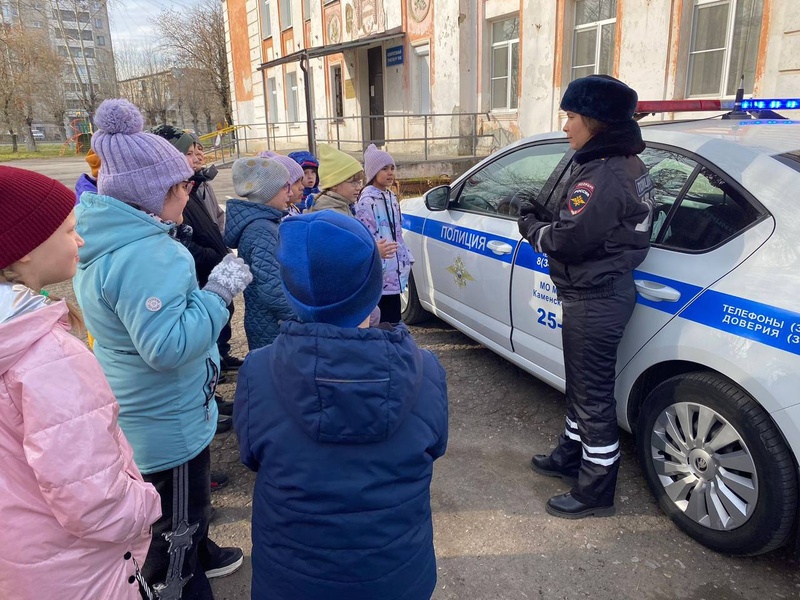 Зачем детям нужны “светлячки”: в Каменске-Уральском инспектор показала, как спасти жизнь на дороге | Школьникам Каменска-Уральского напомнили о правилах дорожной безопасности