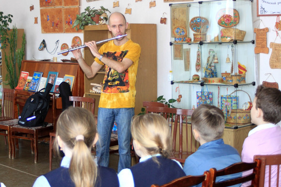 Разговор зашел о счастье... Школьники в Каменске-Уральском встретились с музыкантом Ильей Зыряновым — поговорили и послушали песни