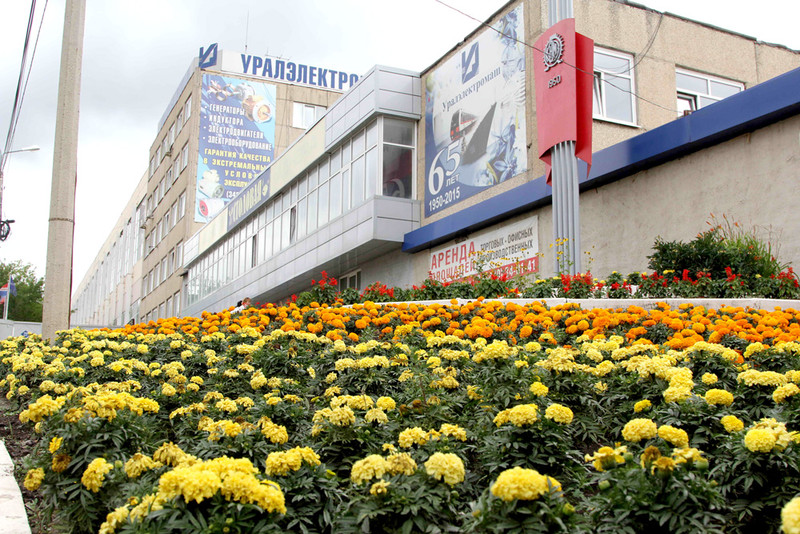 Проезжая мимо, нельзя не заметить: бизнесмены в Каменске-Уральском не по указке свыше, а по личному желание высадили цветы у своих магазинов