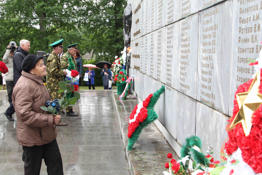 «Мы помним историю». Чиновники, заводчане, ветераны и школьники Каменска-Уральского вышли к мемориалам помянуть погибших фронтовиков