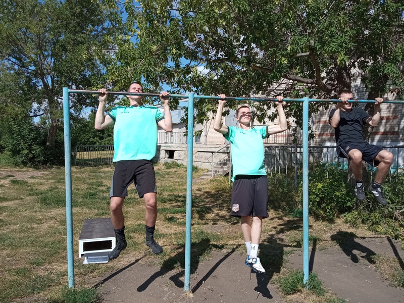 Сначала бежали, затем играли, потом толкали. День физкультурника в Каменском районе прошел с размахом