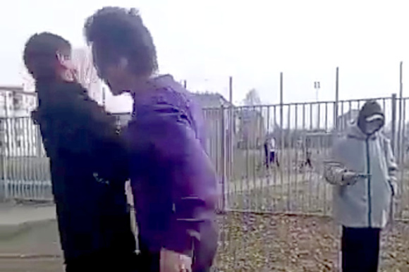 Педагог из Каменска-Уральского проучил хулигана, который предлагал детям алкоголь и сигареты — соцсети Педагог из Каменска-Уральского проучил хулигана, который предлагал детям алкоголь и сигареты — соцсети