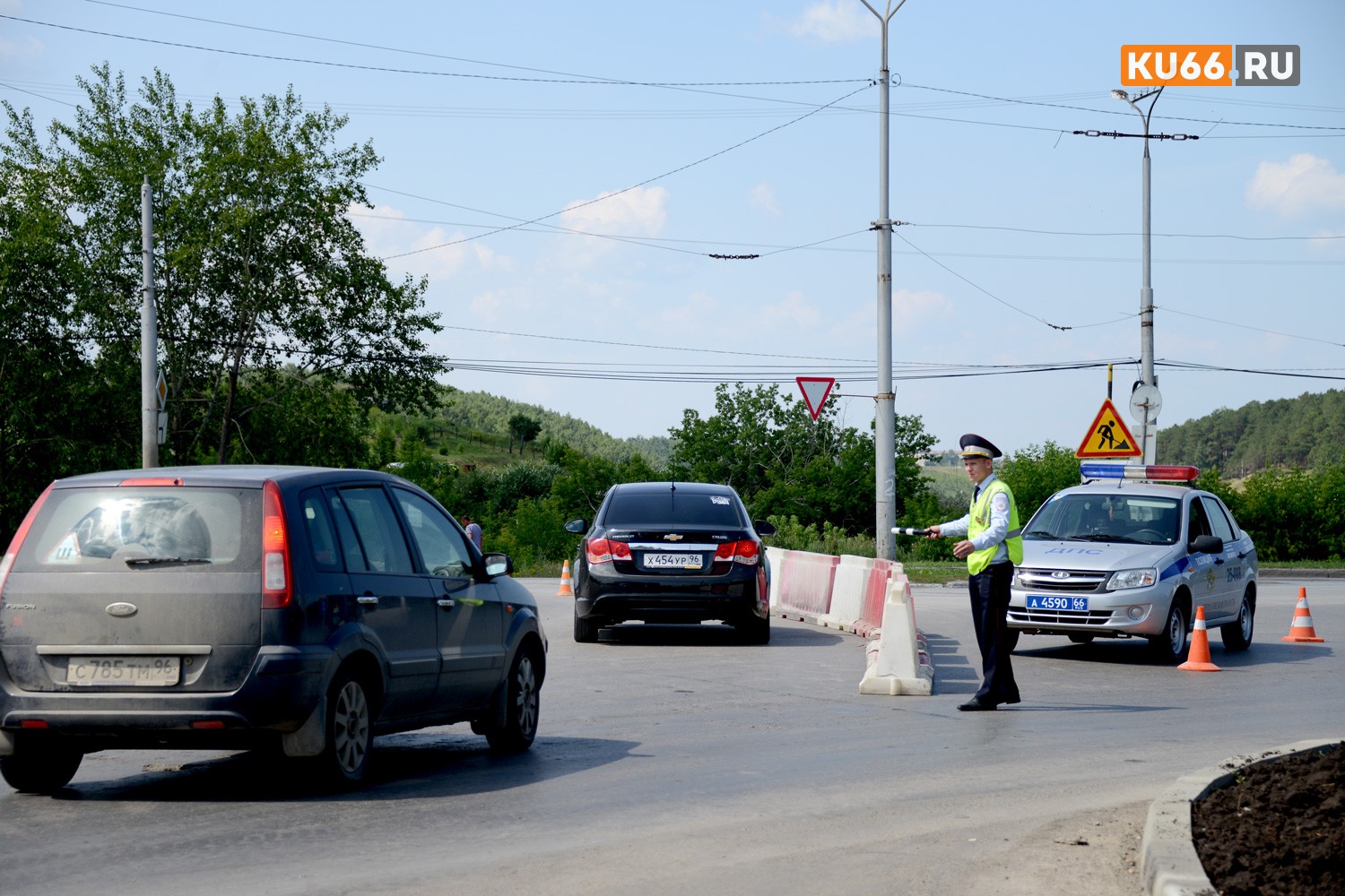 Ремонт Байновского моста в Каменске-Уральском: горожане путешествуют пешком или на велосипедах. На колесах – только «блатные». Наш репортаж