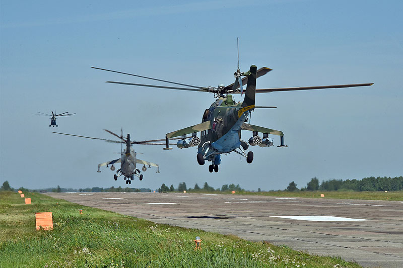Вертолетчики из Каменска-Уральского начали готовиться к Параду Победы в Екатеринбурге — летают и тренируются с авиацией из соседних регионов