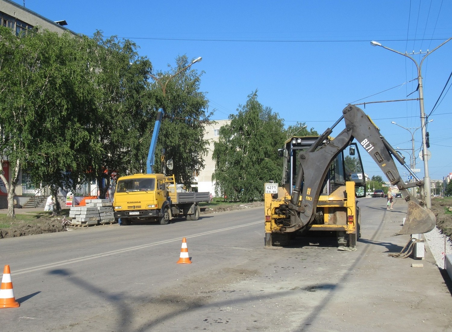 Заслужили: в Каменске-Уральском на пр. Победы устанавливают гранитные бордюры – впереди ремонт дорожного полотна