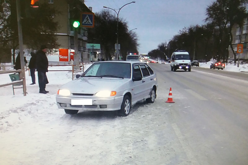В Каменске-Уральском водитель Лады сбил женщину на регулируемом пешеходном переходе