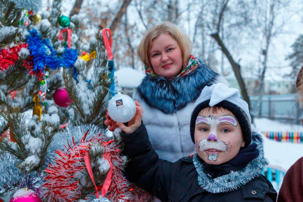 Эпид-ситуация изменила формат праздника, но не атмосферу: синарские трубники поздравили ребят из реабилитационных центров с новым годом