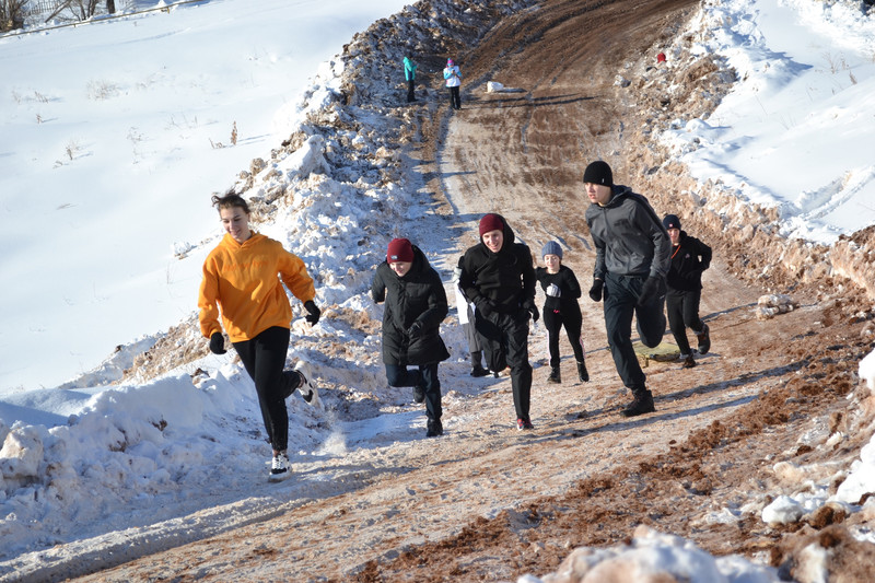 «Сила поколения» прошла в Каменске-Уральском: в ходе эстафеты дети и молодежь ползали по-пластунски, метали гранаты и таскали раненых