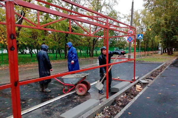 На ул. Кирова ставят еще одну мусорку для сбора отходов по европейской технологии, к которой жители Каменска-Уральского пока равнодушны