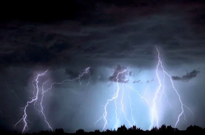 В Китае жених погиб от удара молнии во время свадебной фотосессии