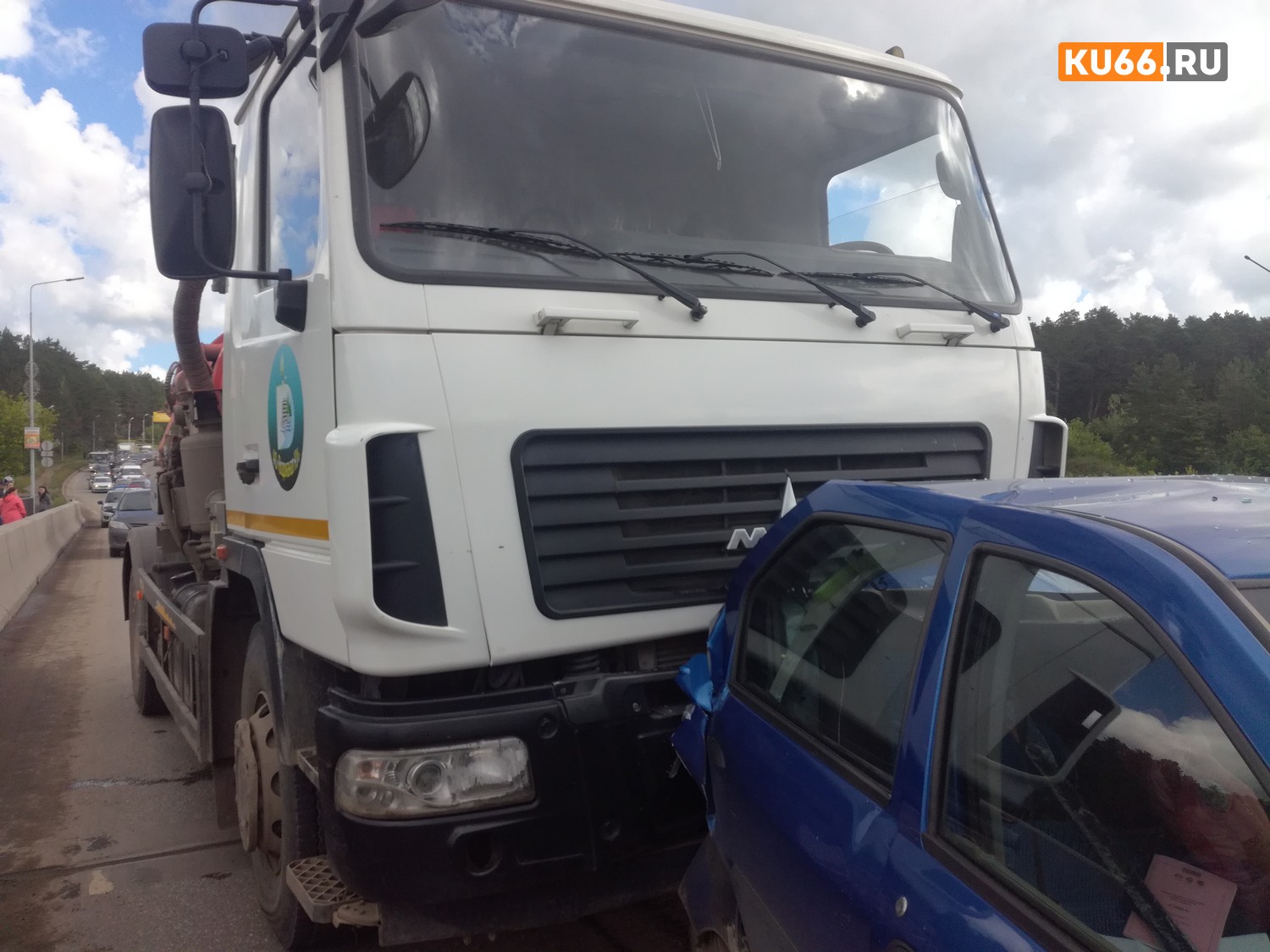 Не одно, а два ДТП: в Госавтоинспекции Каменска-Уральского рассказали, из-за чего в четверг утром Байновский мост встал в большую пробку