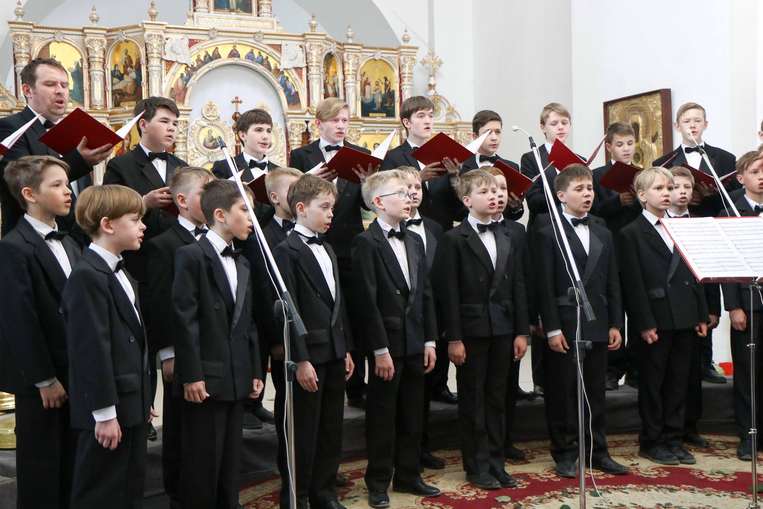 Хор мальчиков и юношей «Вдохновение» из Каменска-Уральского выступил на фестивале «Поющий ангел» и привезли домой памятную статуэтку