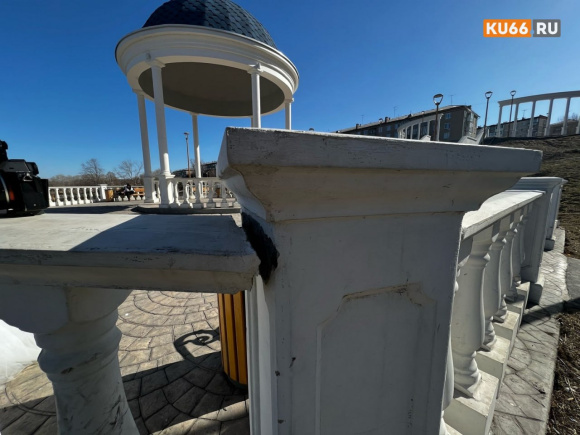 На благоустроенной набережной сломалась балюстрада