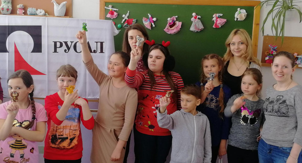 Вот так расходуются средства гранта: школьники Каменска-Уральского с молодежью УАЗа стригли, клеили и шили героев кукольного театра