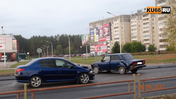 Немолодой водитель «ВАЗ-2107» решил заехать в торговый центр и столкнулся с попутным автомобилем в Каменске-Уральском