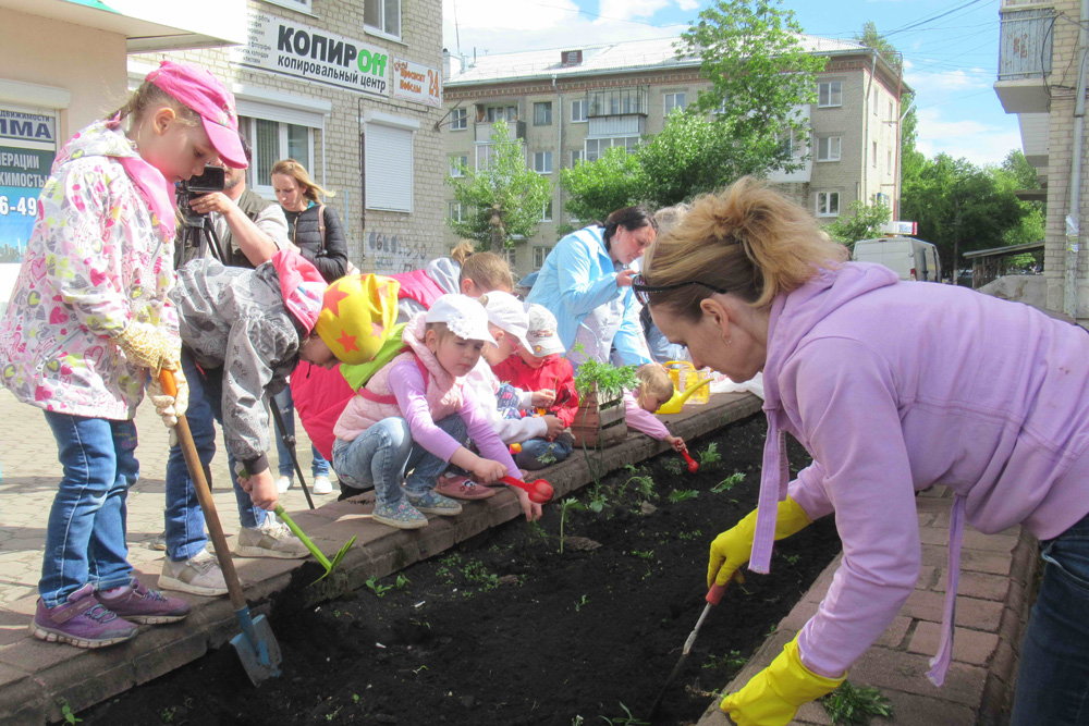 «Идея замечательная» В Синарском районе дошколята с родителями и сотрудники детсадов высаживали рассаду цветов в большой клумбе