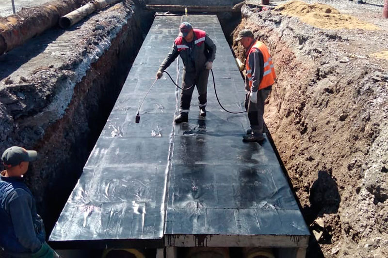 На перекрестке улиц Белинского и Октябрьская в Каменске-Уральском на сутки затягивается работа по ремонту трубопровода и асфальтированию