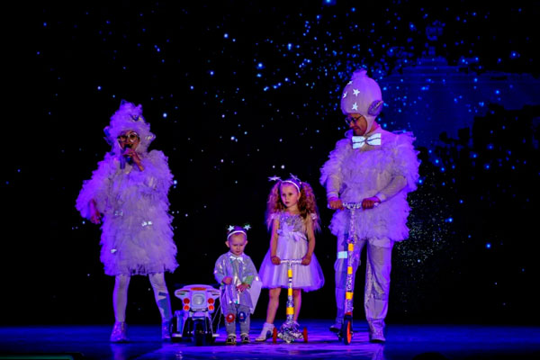 Блистали в прямом смысле слова: в рамках Недели моды в Каменске-Уральском детсадовцы показали одежду со световозвращающими элементами