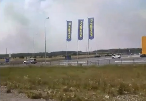 Уже на подступах к ТЦ «Лента»: в окрестностях Каменска-Уральского в сторону Барабановского тракта полыхает природный пожар, запах гари...