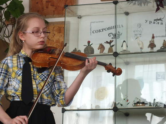 «БиблиоСумерки» в одной из библиотек в Каменске-Уральском: ремесленники показали свои творения, сотрудники разыграли спектакль