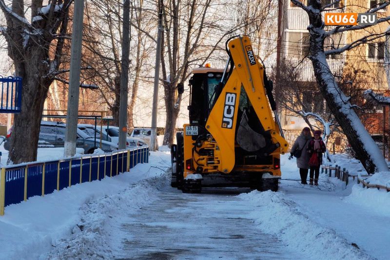 Дворы в Каменске-Уральском от сугробов после снегопада чистят десятки единиц спецтехники. Дворники убирают только придомовые территории!