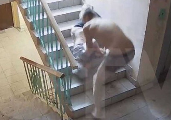 Уфимец протащил по лестнице полуголую мать и напал на соседку