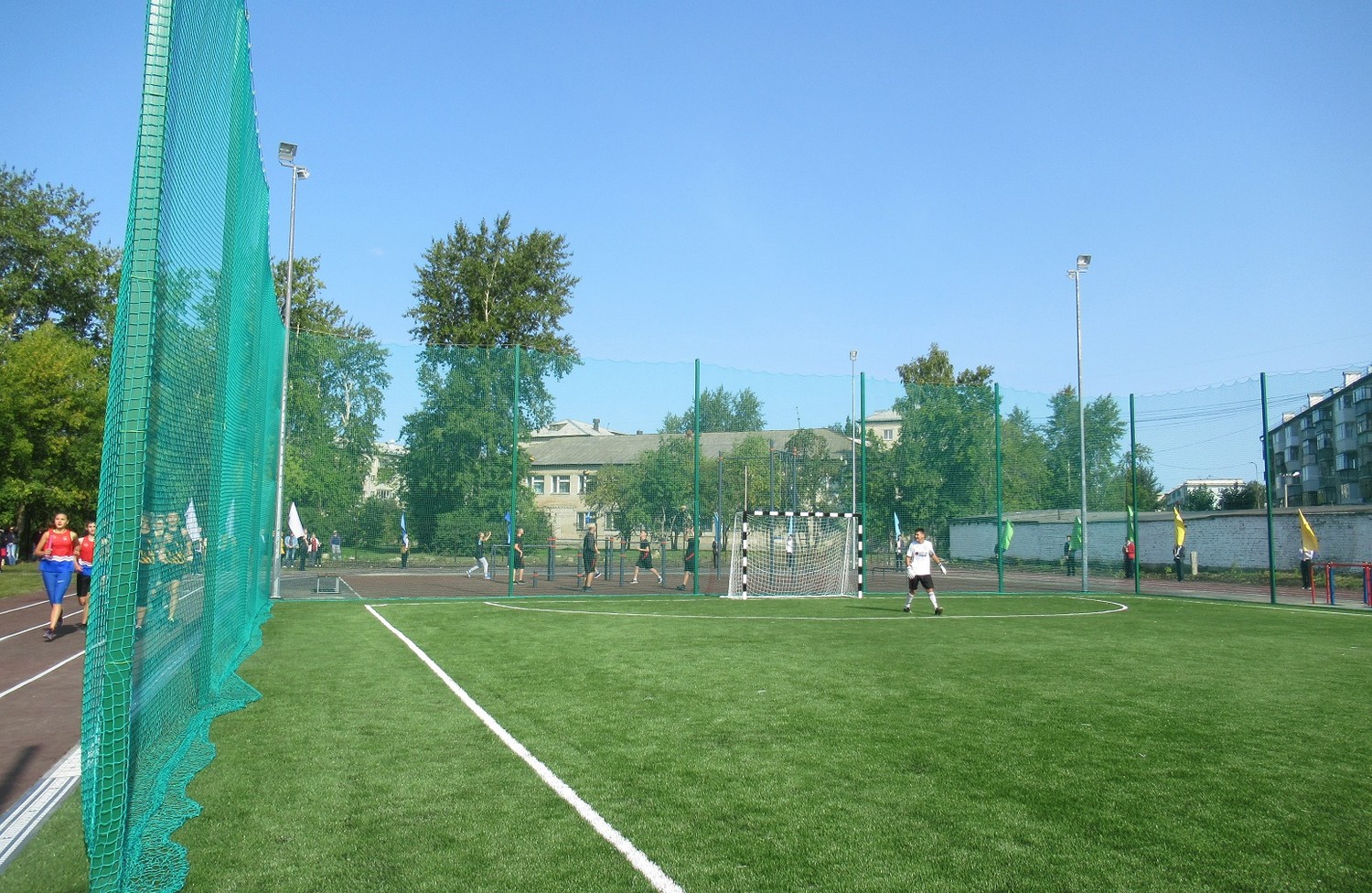 Шок: на новый стадион лицея № 10 в Каменске-Уральском проникла группа из 16 человек — говорят, тренер с учениками отогнули часть забора... Шок: на новый стадион лицея № 10 в Каменске-Уральском проникла группа из 16 человек — говорят, тренер с учениками отогнули часть забора...