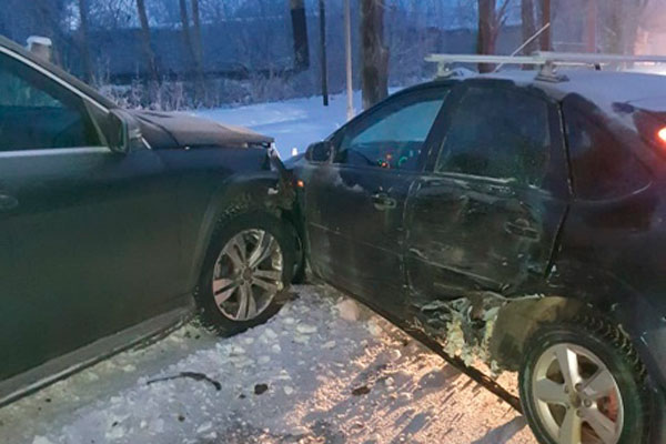 Во всем виновата невнимательность: водители устраивают ДТП в Каменске, просто потому что спешат. В центре Mitsubishi ударился в ПАЗ