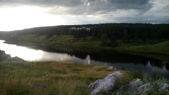 «Бомжи искали металл». Власти Каменска-Уральского выяснили, кто валит мусор у живописной скалы в деревне Байнова в Каменске