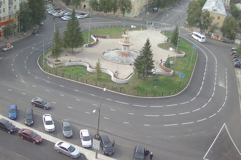 Из-за незавершенного благоустройства на площади Горького в Каменске-Уральском автомобилисты по два раза пересекают сплошную линию