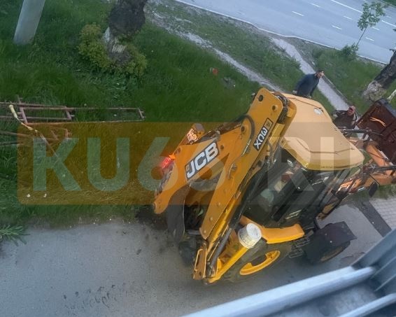 «Неужели воруют?»: В Каменске-Уральском выдернули уличные ограждения и увезли на грузовике | В уральском городе выдернули уличные ограждения и увезли на грузовике