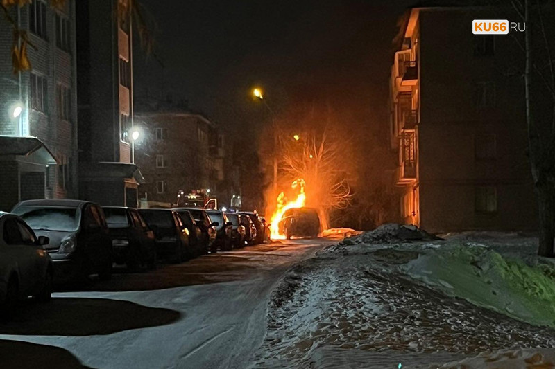Накануне поздно вечером в Каменске-Уральском сгорел внедорожник. ВИДЕО