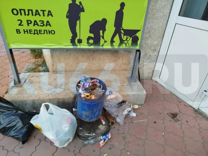 Весной всё было чисто и красиво: в Каменске-Уральском нашли позорный угол города | Жители пожаловались на бурьян и мусор у автовокзала Каменска-Уральского