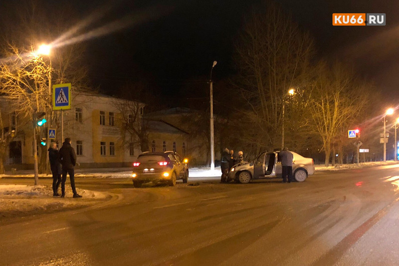 В воскресенье вечером женщина за рулем Kia Sportage не пропустила Renault на перекрестке ул. Ленина и Парковой. Все живы, но железо помято В воскресенье вечером женщина за рулем Kia Sportage не пропустила Renault на перекрестке ул. Ленина и Парковой. Все живы, но железо помято