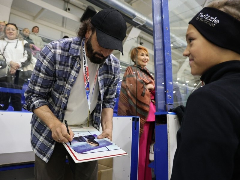 Илья Авербух в Каменске-Уральском: выдающийся фигурист раздал автографы юным спортсменам города | В Каменск-Уральский приехал знаменитый постановщик ледовых шоу Илья Авербух