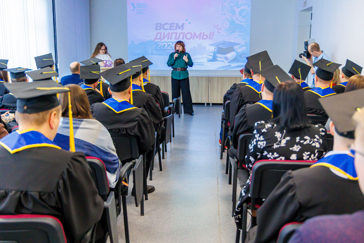 В Каменске-Уральском девять сотрудников СинТЗ получили дипломы УрФУ без отрыва от производства | Сотрудники СинТЗ получили дипломы УрФУ по металлургии и машиностроению