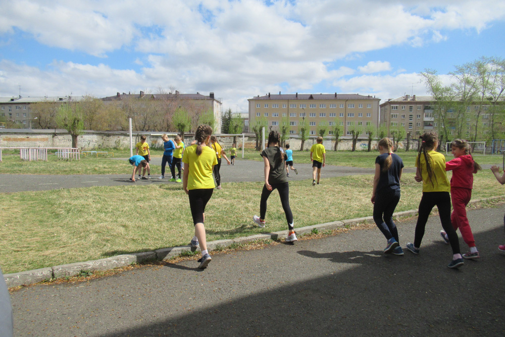 Школьный стадион, морально и физически устаревший, реконструируют в Каменске-Уральском. Обещают беговые дорожки и полосу препятствий МЧС
