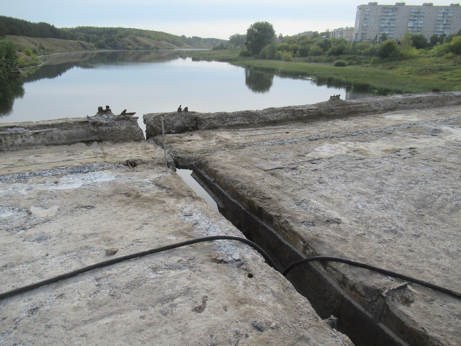 Через деформационные швы видна водная гладь реки Исеть: сводка с главного объекта Каменска-Уральского, переживающего большую реконструкцию
