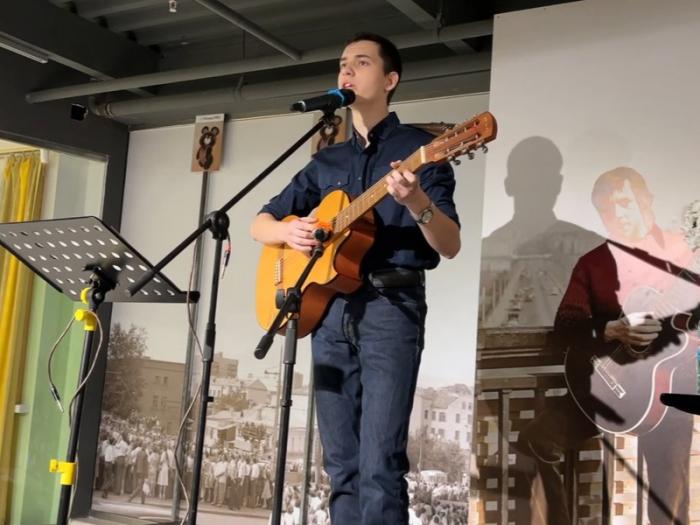 Песни Высоцкого прозвучали в исполнении юного музыканта из Каменска-Уральского | Музыкант из Каменска-Уральского выступил с песнями Высоцкого в Екатеринбурге